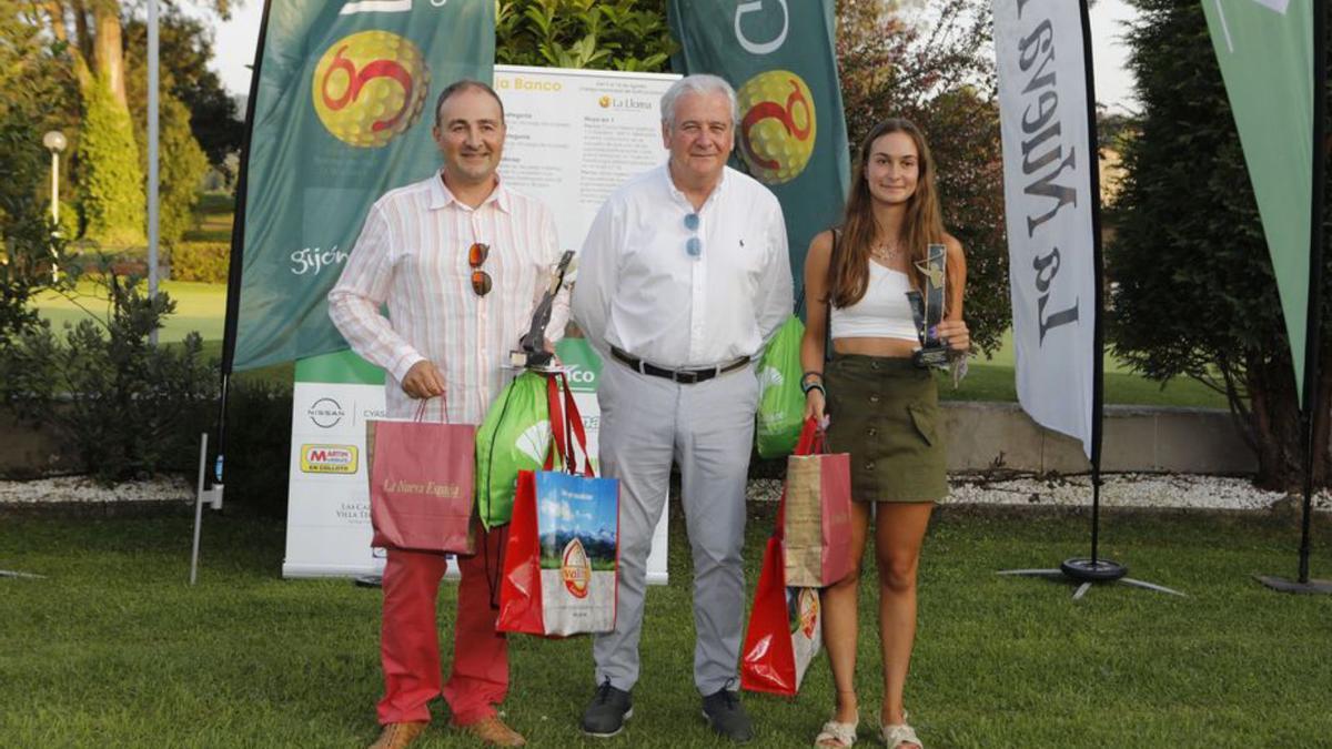 Ganadores primera jornada. José Alberto Fernández y Anuska Fernández con Eduardo Suárez, en el centro. | F. R. 