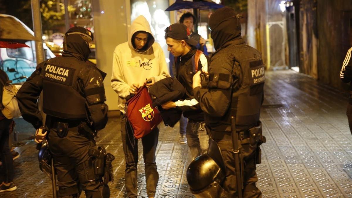 Los Mossos, desplegados en Gràcia para impedir una segunda noche de manifestación okupa, identificando a jóvenes.