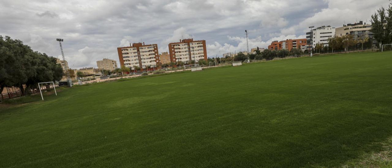 Así se encontraba ayer el campo del polideportivo de Altabix.