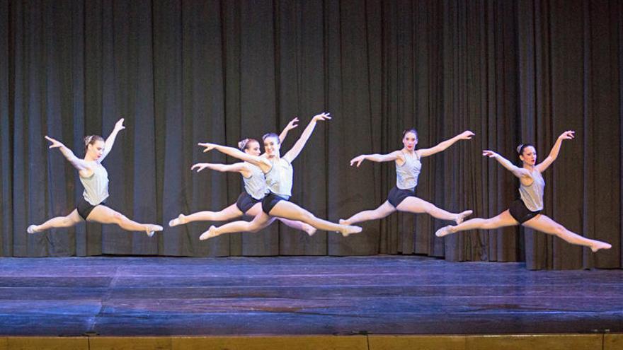 Les cinc joves ballarines realitzant la coreografia Dalírium