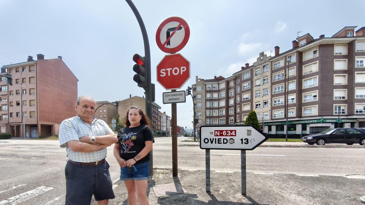 Por la izquierda, Ignacio Carnero y Cristina Margolles, vecinos de El Berrón (Siero) en el actual cruce donde se construirá la nueva glorieta.
