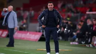 Aún con el equipo en Almería, Laporta decide que Xavi Hernández no siga como entrenador del Barça