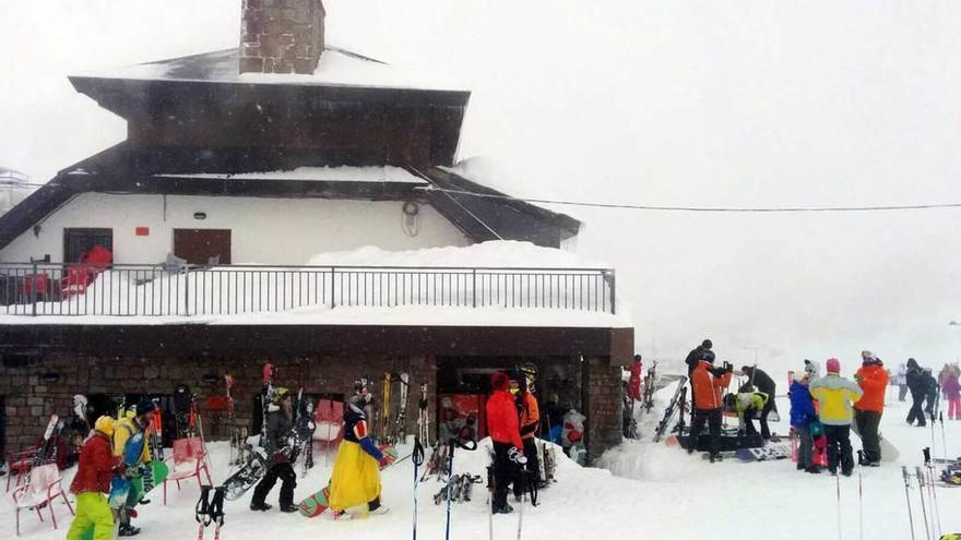 Esquiadores, delante de la cafetería Telesilla en una jornada de esta temporada.