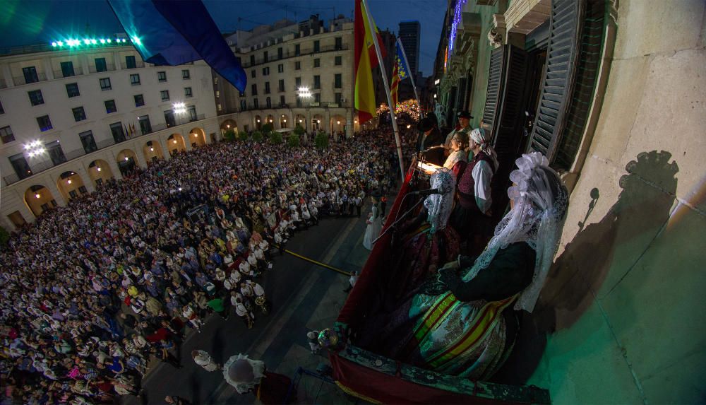 La apertura de las Hogueras del 90 aniversario resultó espectacular, con una gran participación de las comisiones, de veteranos festeros y de las Belleas del Foc.