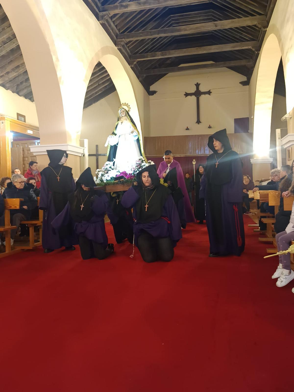 La Virgen del Rosario portada a hombres por mujeres de rodillas en Manganeses de la Lampreana, Zamora.