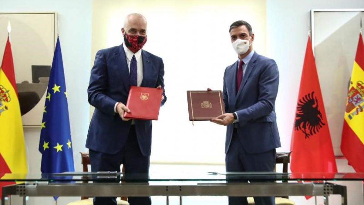 El presidente del Gobierno, Pedro Sánchez, posa con el primer ministro de Albania, Edi Rama (i), después de firmar acuerdos bilaterales tras su reunión en la Moncloa el pasado 4 de octubre de 2021.