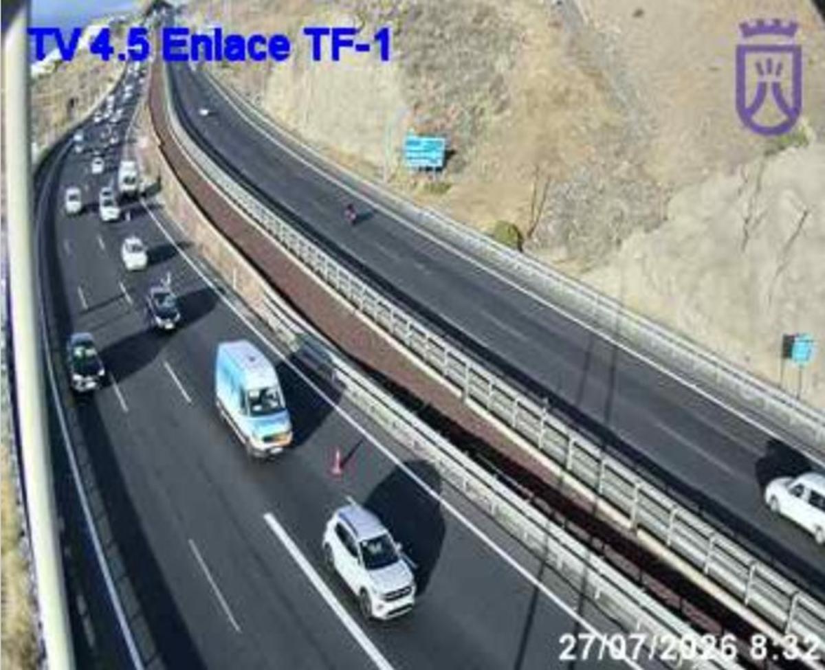 El carril se mantiene cortado por trabajadores de Carreteras y la cola aumenta