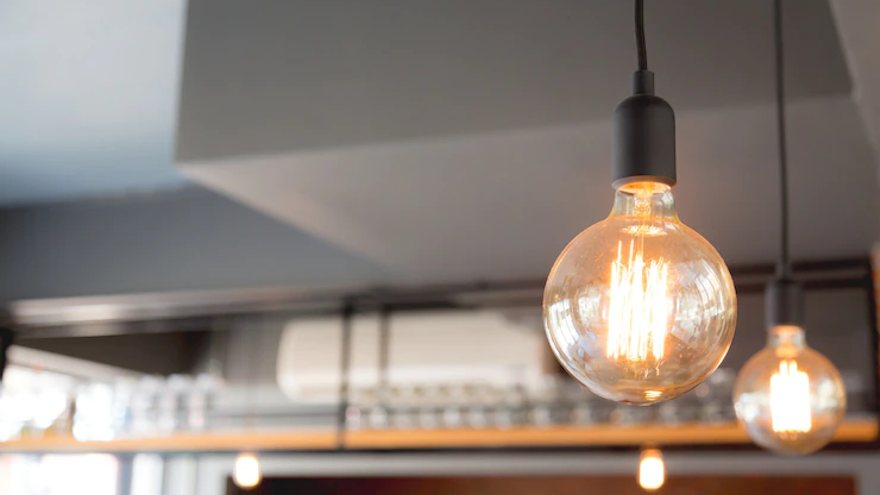Utilizar bombillas de bajo consumo es una de las medidas más sencillas de implementar. | FREEPIK