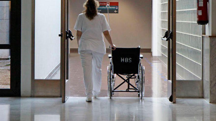 Una sanitaria en el hospital de Palma.