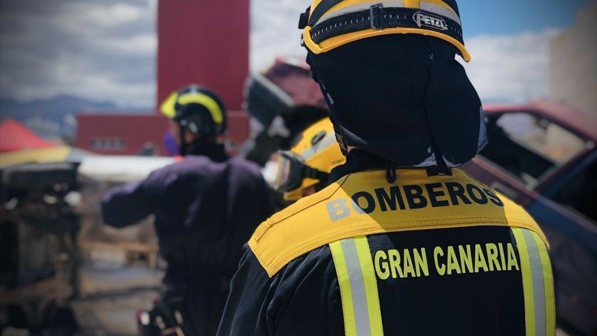 Dos colchones y ropa arden en una habitación del inacabado palacio de la Cultura de Arnao