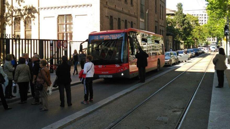 Usuarios del tranvía cortan la Gran Vía debido a las largas esperas por el bus alternativo