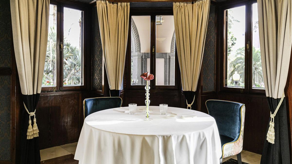 Establecimiento de Poemas by Hermanos Padrón