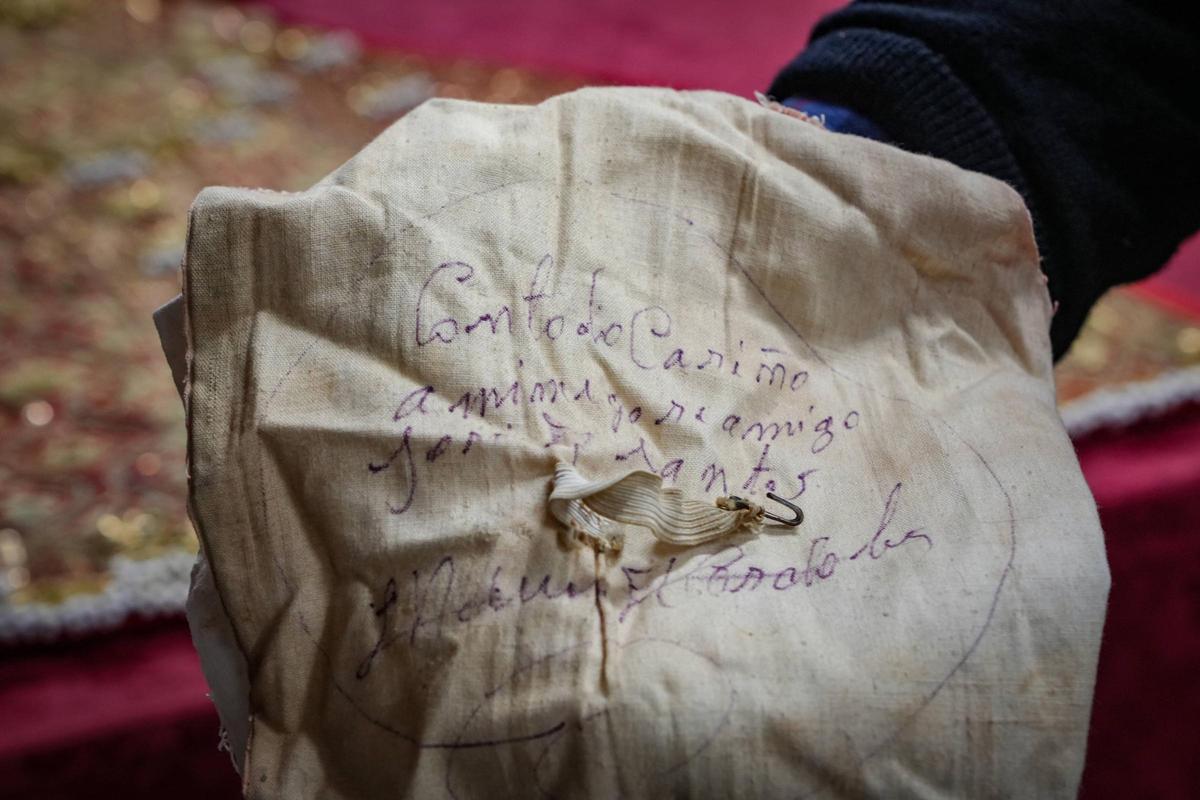 Dedicatoria de Manuel Benítez 'El Cordobés' al actor Fernando Santos a quien regaló el traje de luces que hoy se ha convertido en saya para la Virgen del Mayor Dolor de Badajoz.