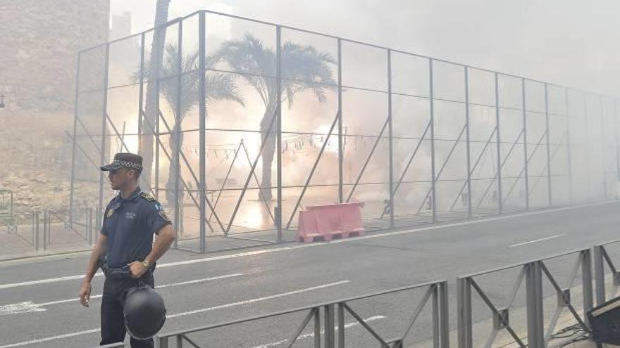 La Pirotecnia del Mediterráneo abrió ayer el concurso con su mascletà en el Palacio de Altamira.