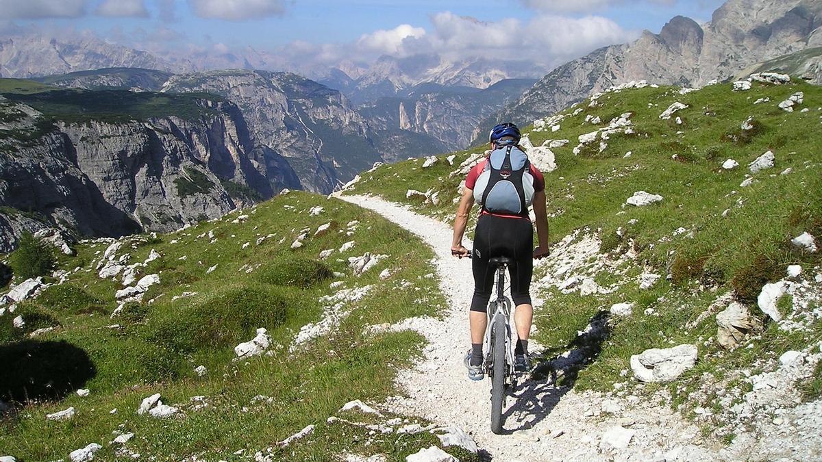 Un ciclista en la montaña en una imagen de archivo.