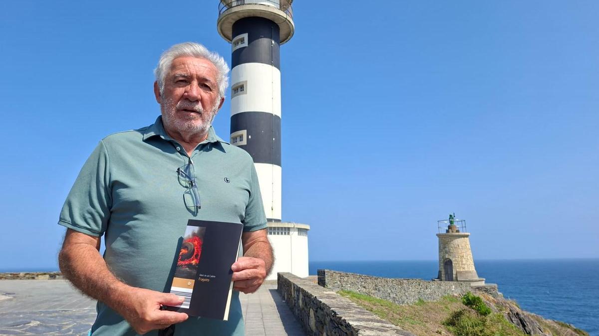 Babel de cal Cadete posa con su libro junto al faro de Ortiguera.