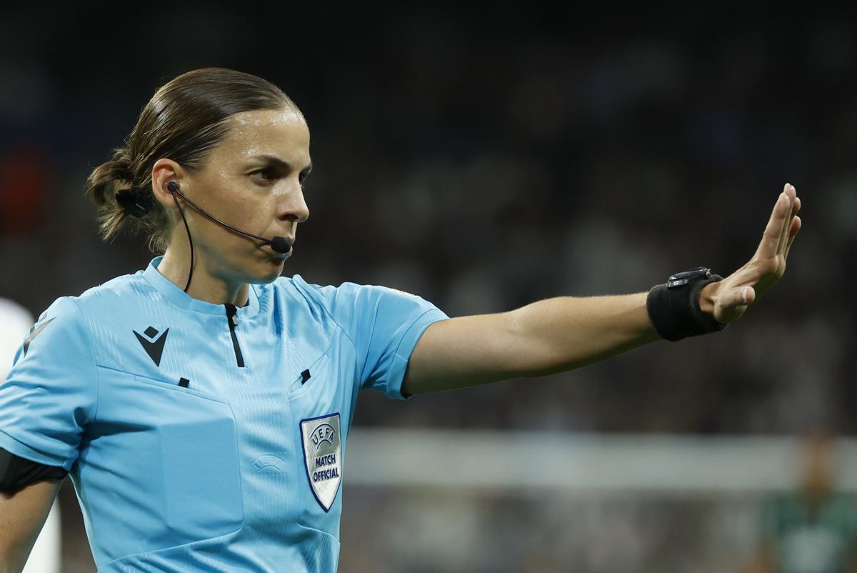 La árbitra francesa Stéphanie Frappar en el Santiago Bernabéu en Madrid.