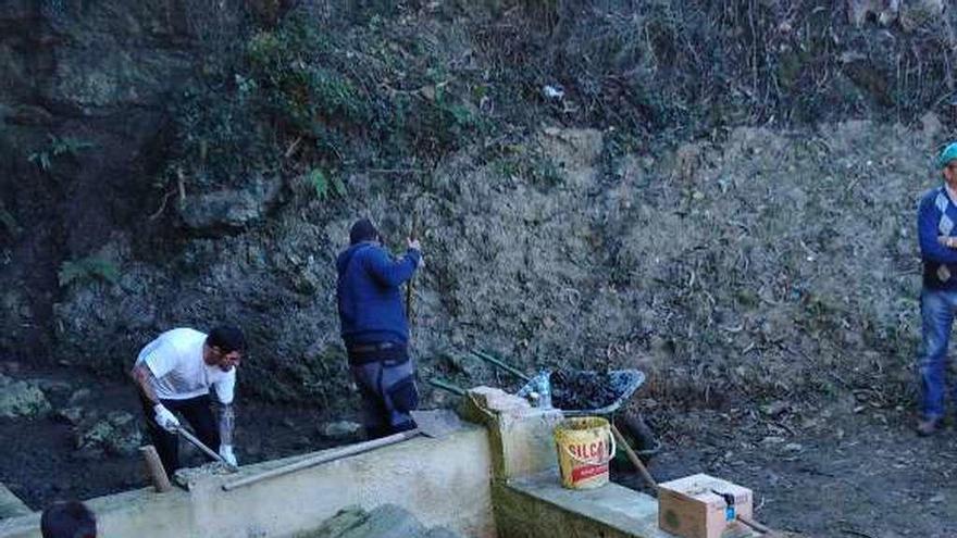 Los trabajos de restauración en Fumañeda, ayer.