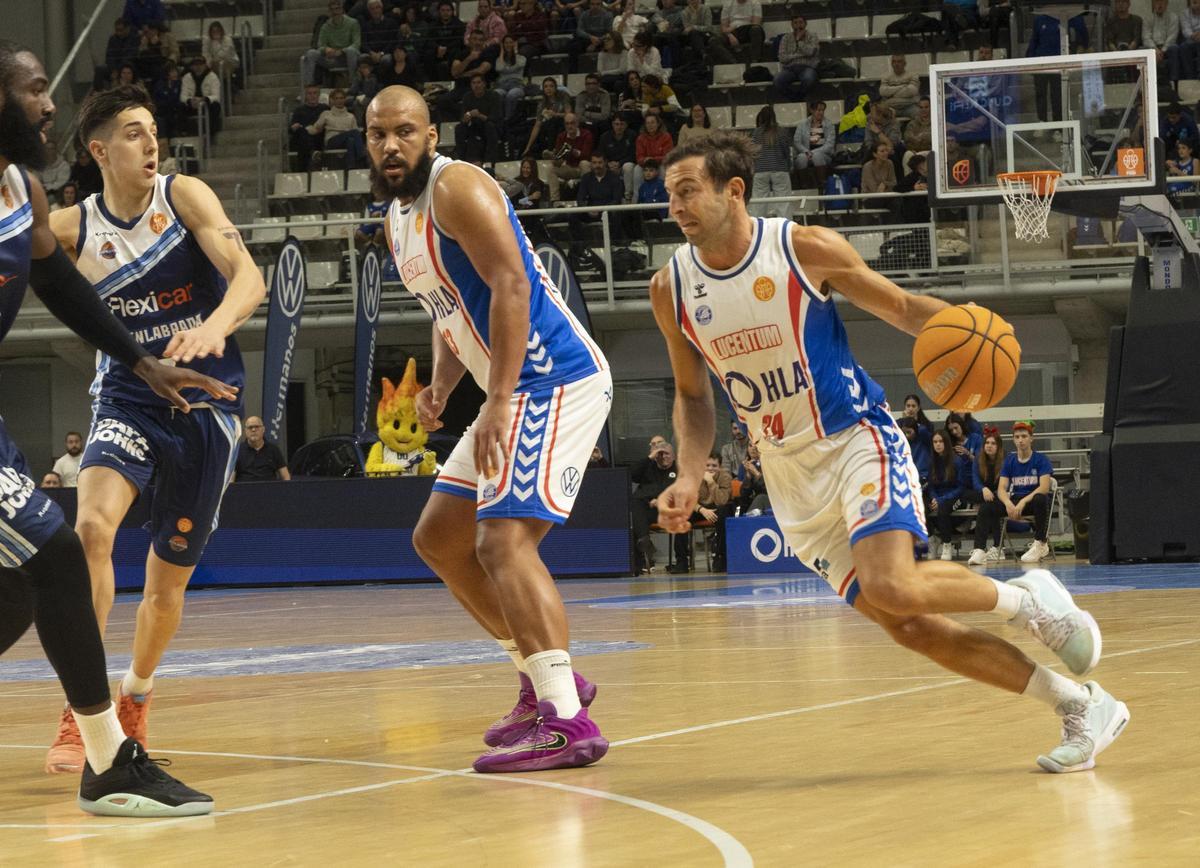 Sergio Llorente bota el balón bajo la atenta mirada de Kevin Larsen.