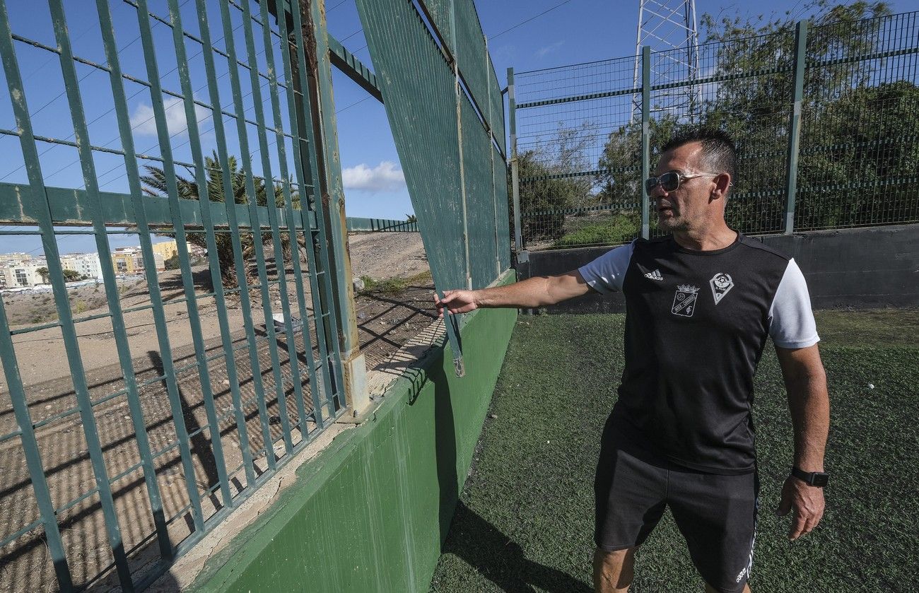 El Pilar, el campo de la vergüenza del fútbol base: "El césped es chicle y se nos puede caer una valla encima"