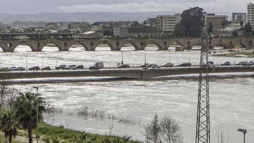 El caudal del Guadiana en Badajoz se acerca al de la riada del 97