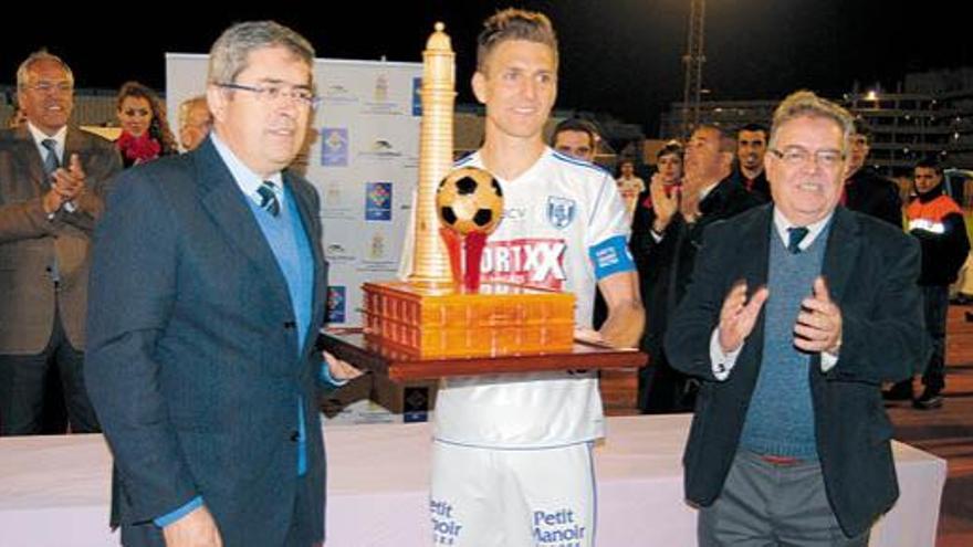 Marco Aurelio Pérez entrega al capitán del Lausanne el Faro que lo acredita como ganador del torneo, en presencia del presidente del Cabildo, José Miguel Bravo.