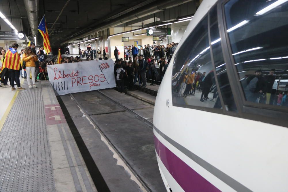 Manifestants tallen les vies de l'estació de Sants