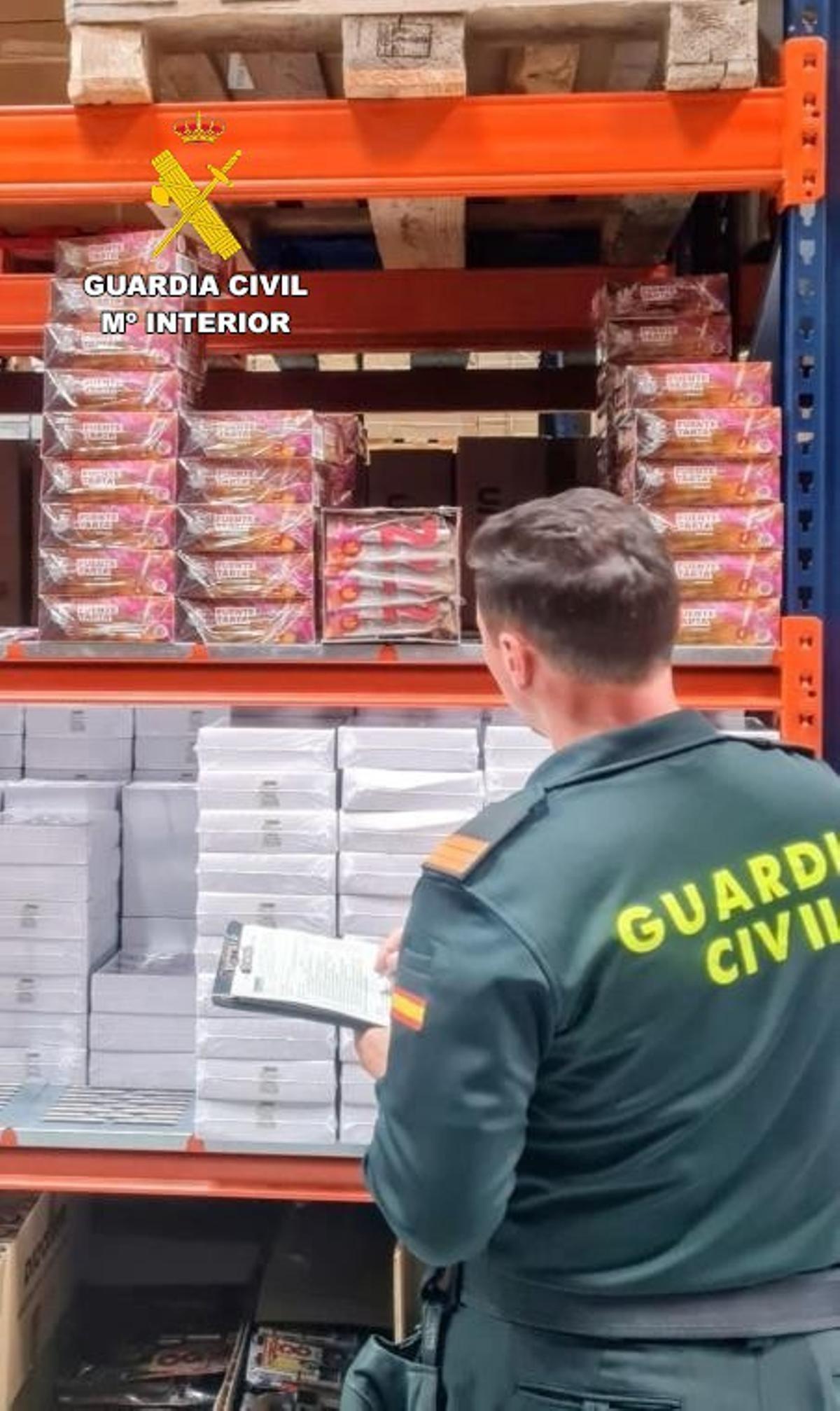 La Guardia Civil ha confiscado más de 15.800 productos pirotécnicos en una operación previa al inicio de las fiestas de las Fallas 2026, informa el Instituto Armado.