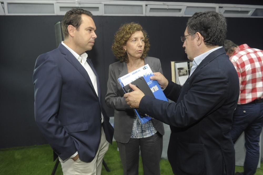 Arsenio, Beci, Manolete, Vicente, Manjarin, Manuel Pablo, Mosquera, Tino y Lendoiro, que por primera vez desde su salida volvió al estadio, entre los asistentes de 110% BLANQUIAZUL.