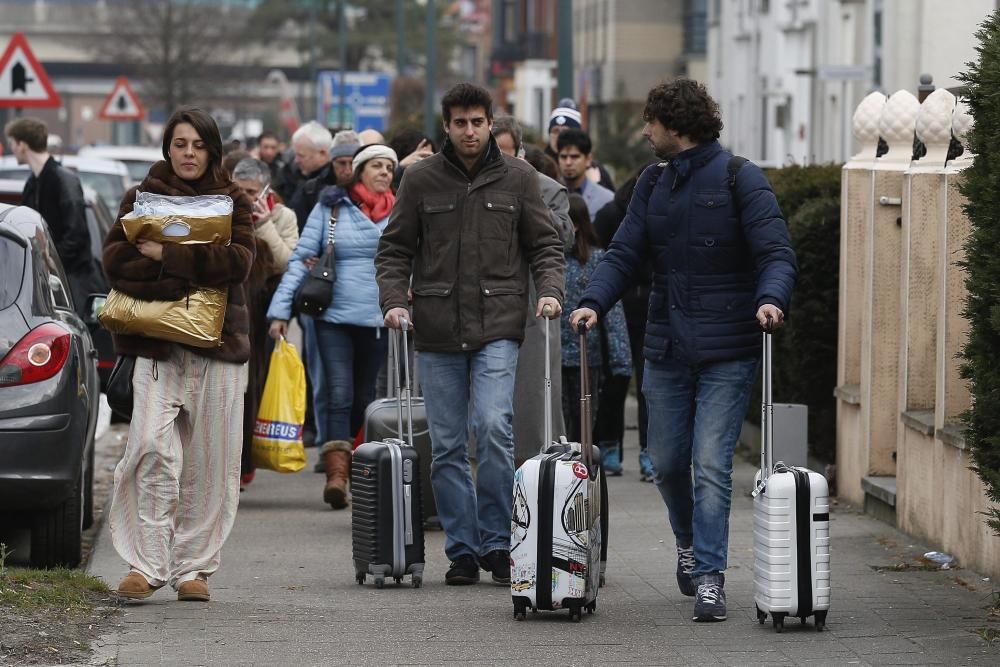 Varios pasajeros abandonan la zona aeroportuaria