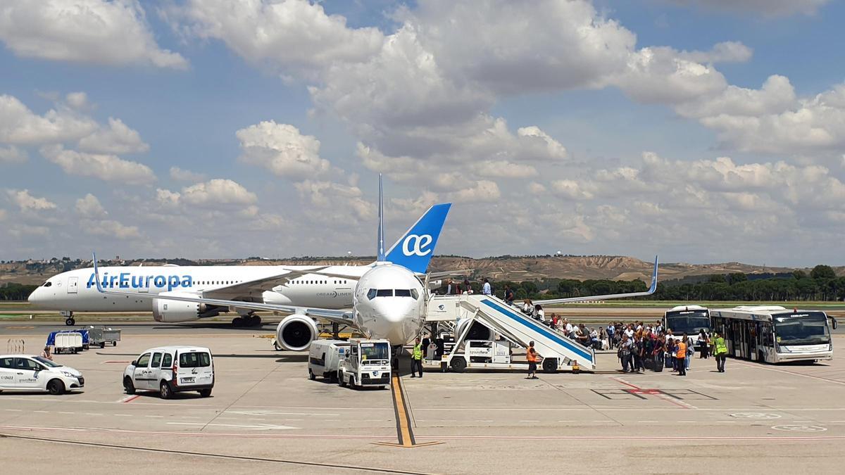 Dos aviones de Air Europa en el aeropuerto de Madrid, a donde tuvo que regresar hoy un vuelo con destino Vigo