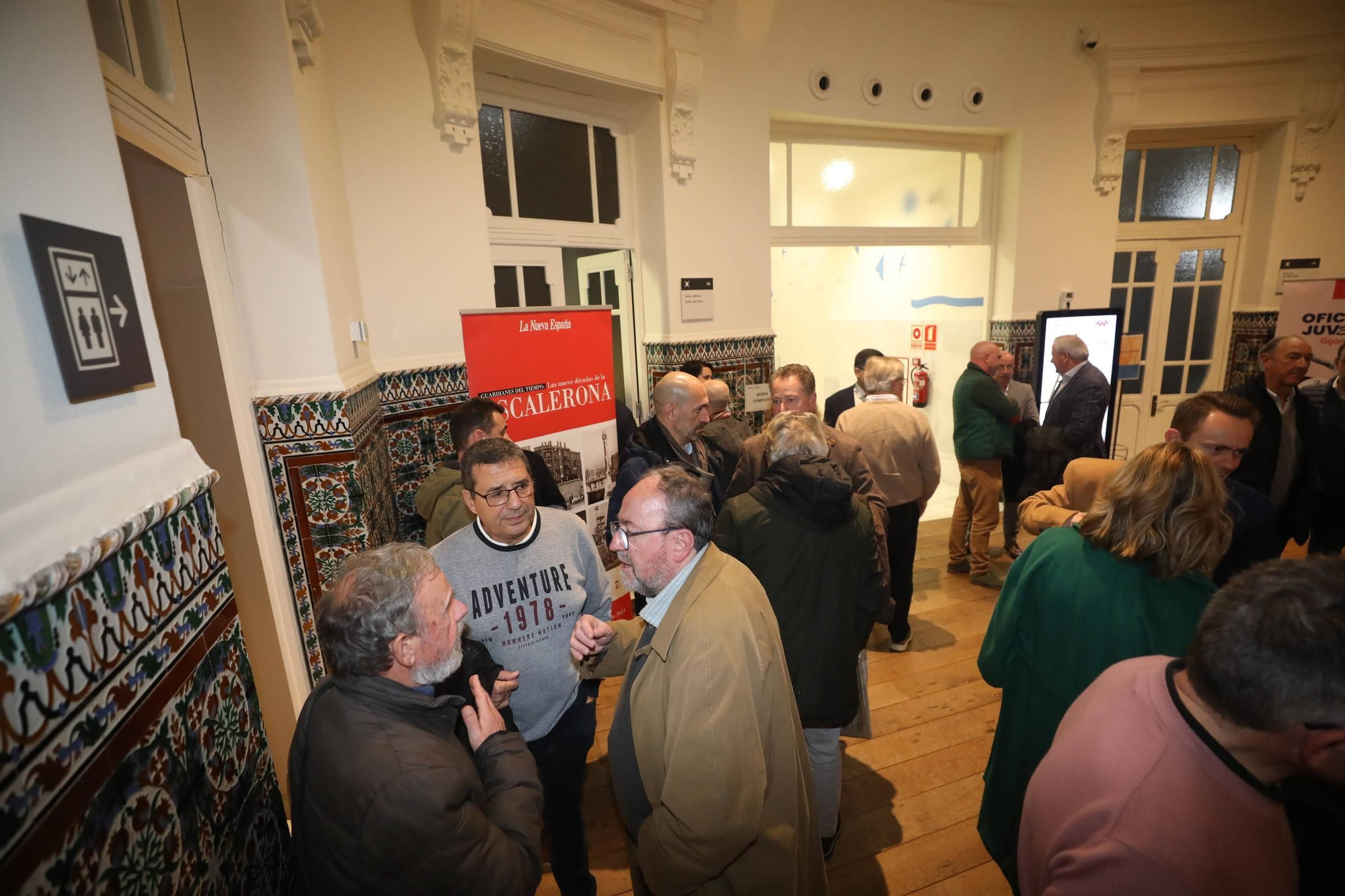 Visitantes en la exposición "Guardianes del tiempo" organizada por LA NUEVA ESPAÑA