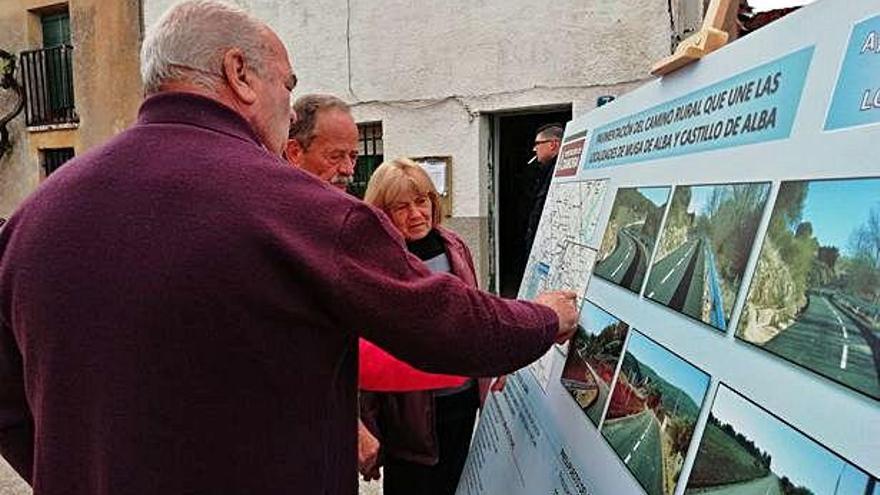 Los representantes locales observan el proyecto del camino rural de Muga a Castillo de Alba.