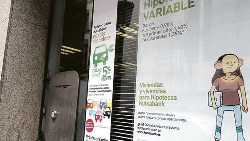 Imagen de la publicidad de hipotecas en la oficina de una entidad financiera.