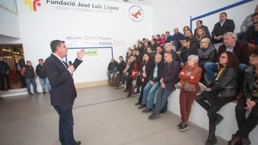 El presidente de las Corts, ayer en el trinquete de Pelayo en el inicio de su campaña interna.