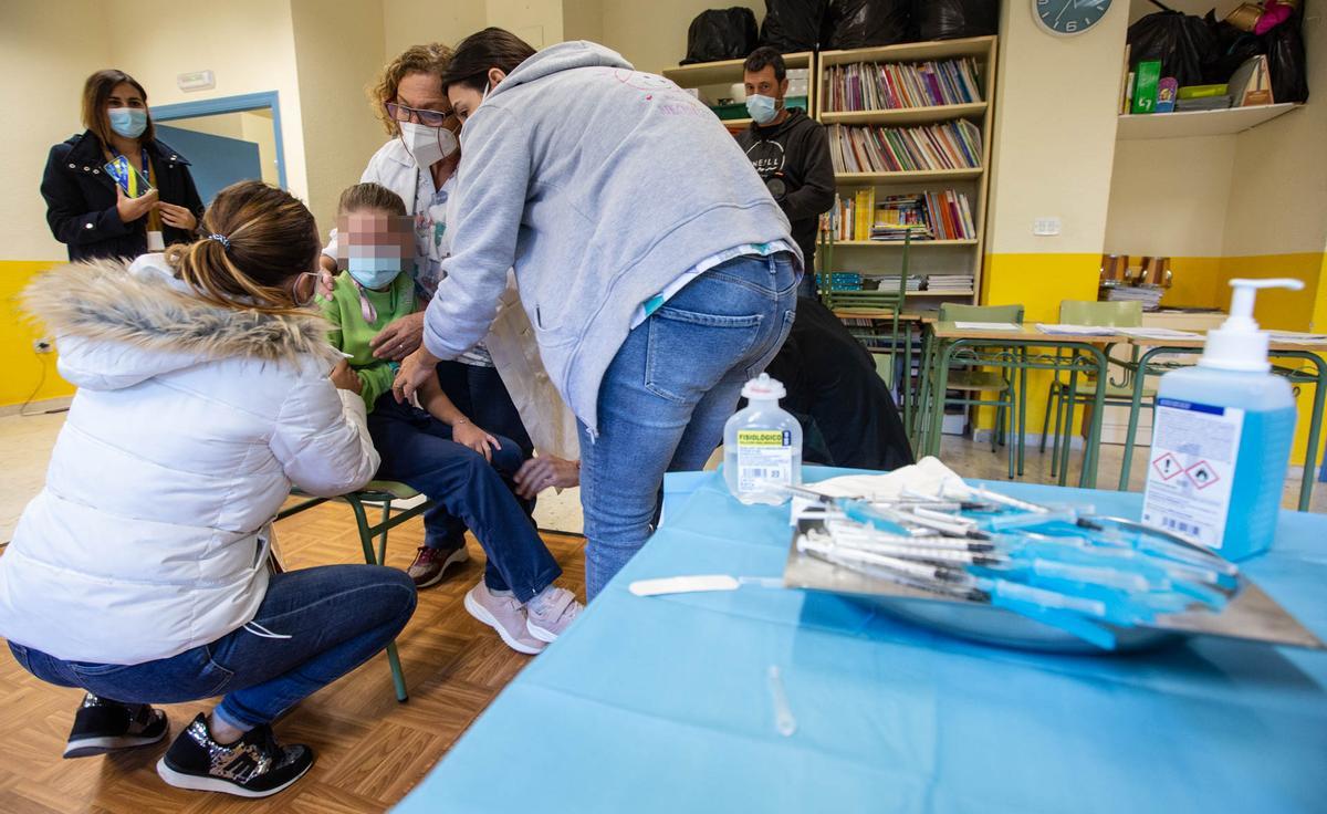 Arranca la vacunación de los niños de nueve a once años en colegios de Alicante