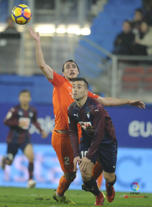 José González debuta en el banquillo del club blanquiazul logrando un empate en Ipurúa en el que el equipo supo competir