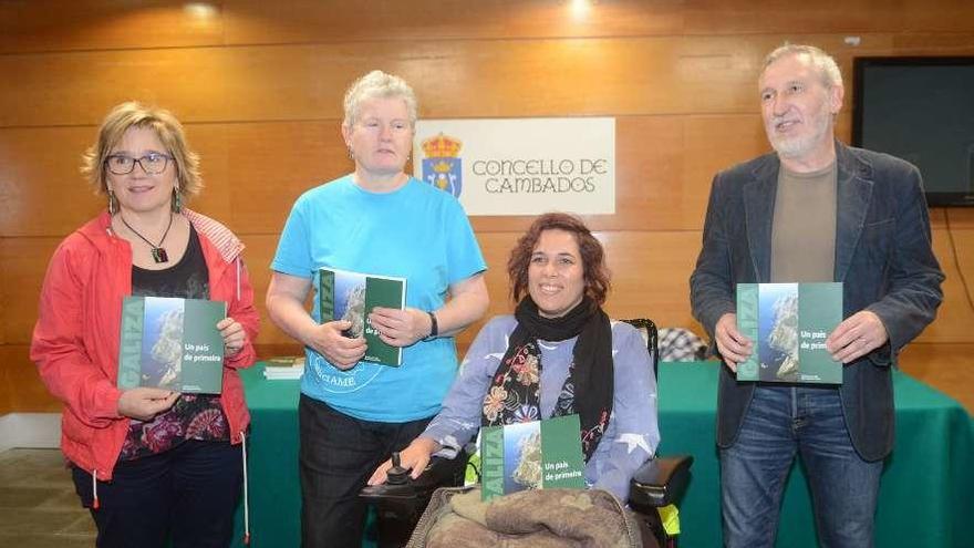 Montse Prado, Adela Leiro, Merchi Álvarez y Víctor Caamaño muestran la publicación. // Noé Parga