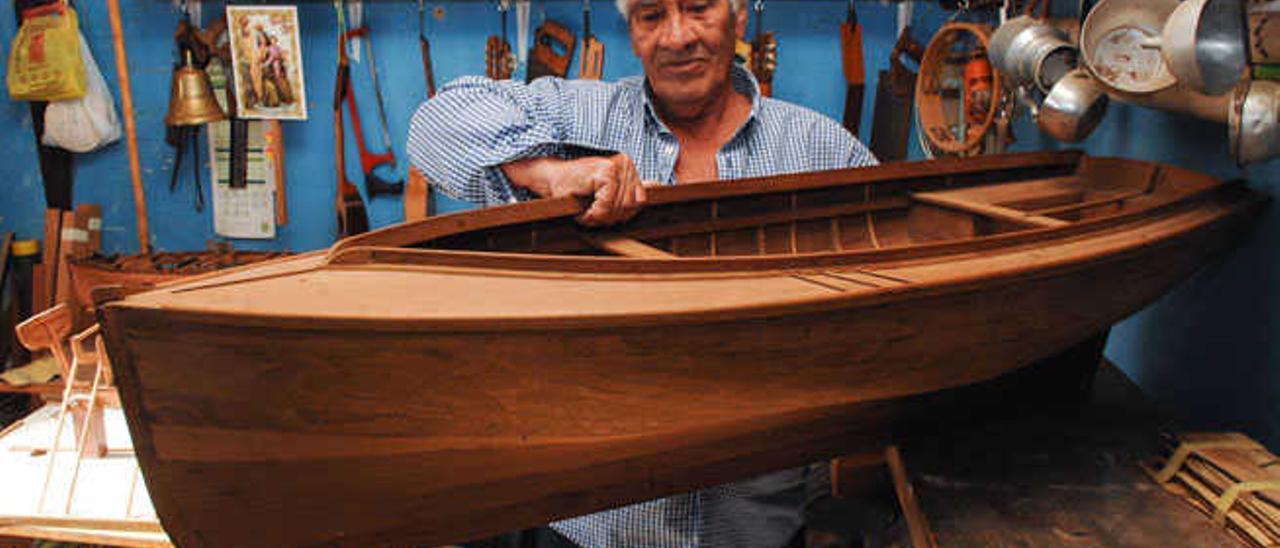 Francisco Pérez, &#039;Tito&#039;, en su taller realizando una de las maquetas de botes que construye.