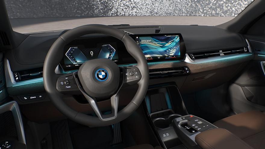 Interior del BMW X1 con la pantalla curva BMW Curved Display.