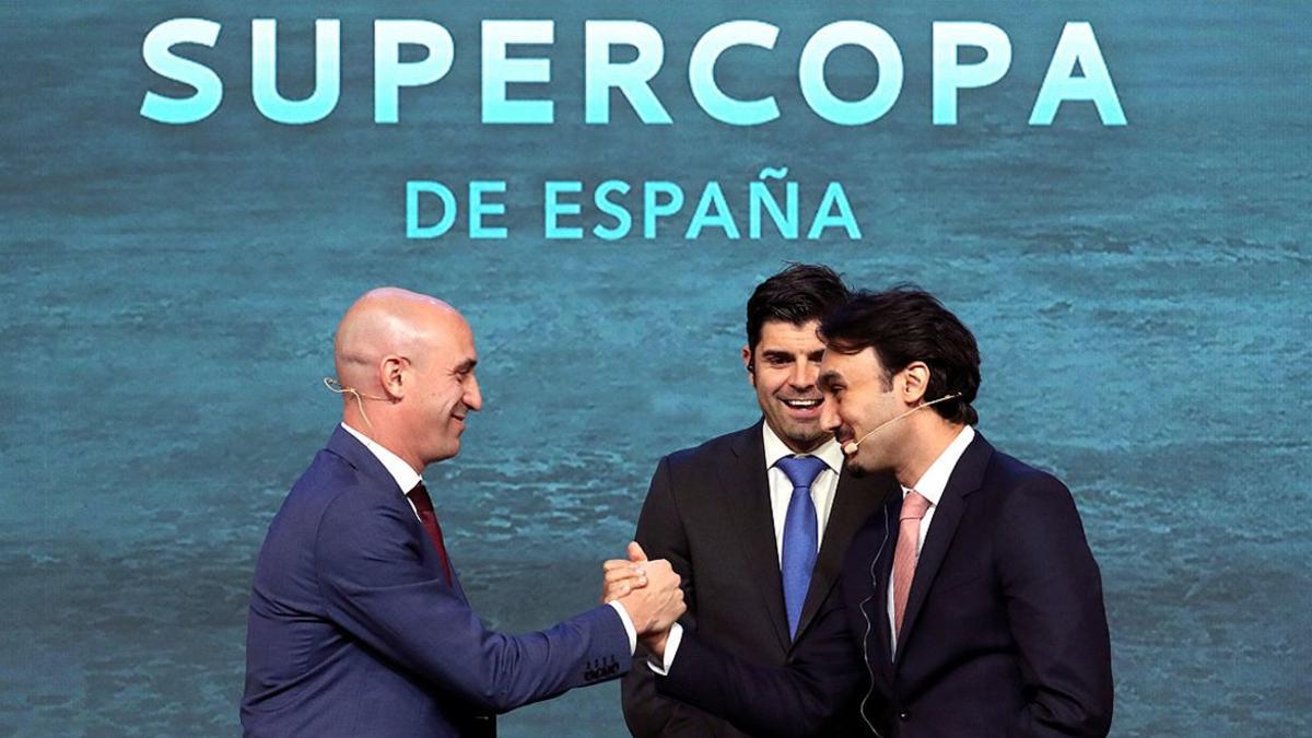 El presidente de la RFEF, Luis Rubiales (izquierda), saluda al príncipe saudí Abdulaziz bin Turki Alfaisal, en Madrid el lunes pasado