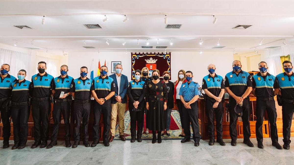 Policías locales de Arrecife condecorados por sus años de servicio y tres nuevos oficiales del cuerpo.
