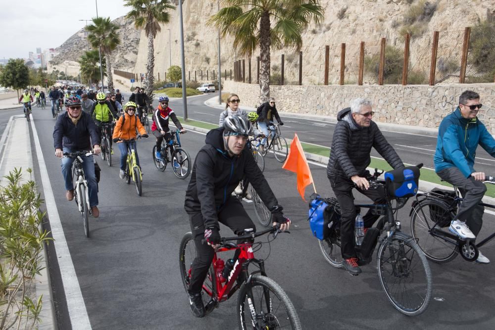 200 ciclistas exigen frente al Ayuntamiento una vía verde en La Cantera.