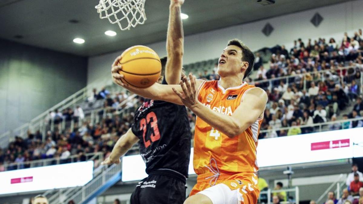 Pradilla intenta una entrada a canasta en el Covirán Granada - Valencia Basket