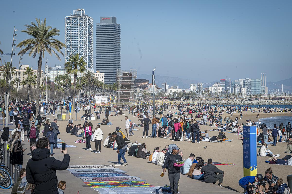 Los barceloneses acuden en masa a las playas de la ciudad para disfrutar del último día primaveral antes de la llegada del frío