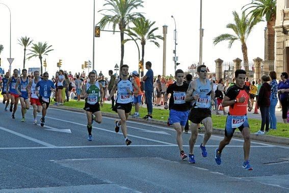 Start der Läufer beim Palma de Mallorca Marathon