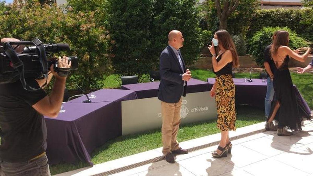 Vicent Marí habla con la actriz Olivia Molina en el Consell durante la grabación del anuncio.
