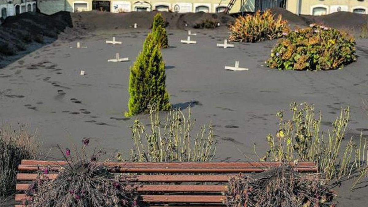 El cementerio de Las Manchas, en Los Llanos de Aridane, ayer, cubierto de cenizas, en la zona de exclusión