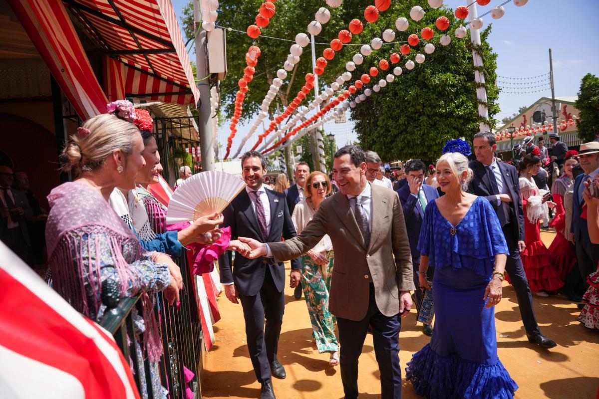 El presidente de la Junta de Andalucía, Juanma Moreno, junto a la consejera de Cultura y Deporte, Patricia del Pozo, a su llegada a la Feria de Abril.