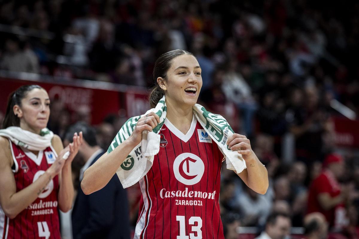 Helena Pueyo anima a sus compañeras desde el banquillo